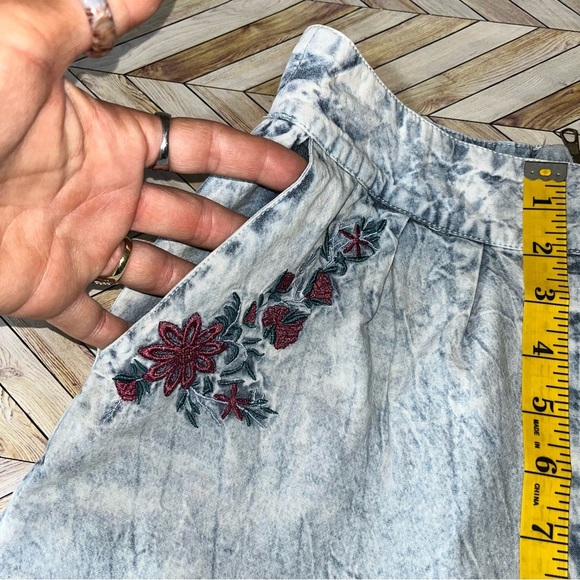 BELLFIELD Floral Embroidered‎ High Waist Chambray Light Acid Wash Shorts Cotton - Picture 10 of 13